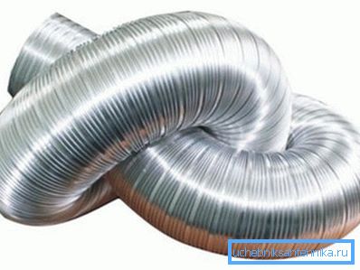 Țeavă ondulată flexibilă din metal. fotografie