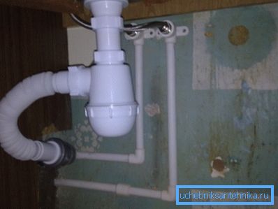 Principalul obstacol în calea instalării unei mașini de spălat vase sub chiuvetă este un sifon