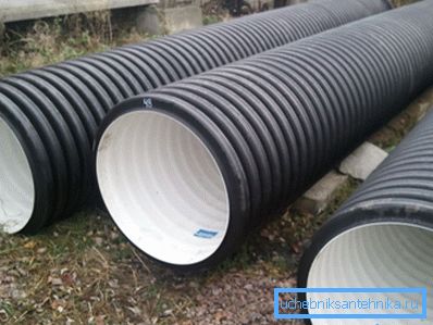 Țevile ondulate din fotografie sunt utilizate pentru a furniza energie electrică instalațiilor industriale situate în depărtare