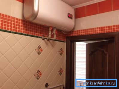 Rezervor orizontal sub tavanul băii. Rezervor orizontal sub tavanul băii.