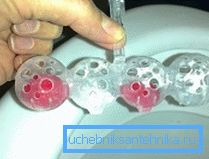 Cuburile de gelatină pregătite pot fi plasate în cutii din plastic de la odorizante de uz comercial disponibile.