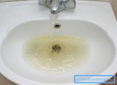 Apa murdara poate cauza pete pe chiuveta.