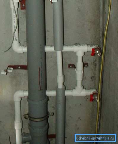 Clamele au fost prevăzute cu fixare plutitoare