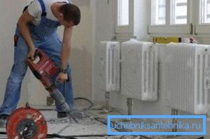 Vreți să ascundeți țevile care se potrivesc radiatoarelor, să faceți canelurile în subsol și să le ascundeți sub podeaua - ca o variantă a bugetului 