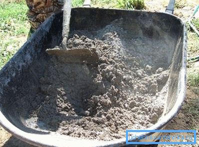 Ambele porțelan și faianță sunt realizate din lut alb, dar prima, datorită aditivilor speciali, are proprietăți mai bune pentru consumatori.