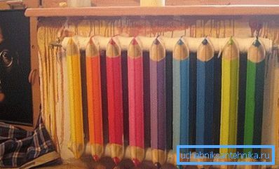Și, bineînțeles, nu uitați că culorile monotone plictisitoare nu mai sunt la modă, soluțiile strălucitoare pentru interior sunt în tendință