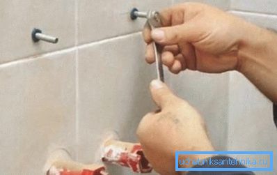 Instrucțiunea presupune utilizarea unui număr minim de dispozitive de fixare pentru instalarea unei chiuvete de suspensie din polipropilenă