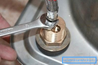 Instrument - cheie reglabilă sau deschisă cu grosimea minimă.