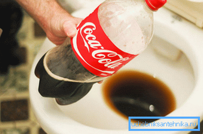 Utilizați Coca Cola pentru a curăța toaleta. Utilizați Coca Cola pentru a curăța toaleta.
