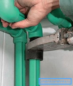 Folosind un fier de lipit pentru montarea conductelor din plastic Folosind un fier de lipit pentru montarea conductelor din plastic