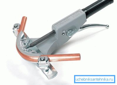 Utilizarea benderului pentru țevi manuale Utilizarea benderului pentru țevi manuale