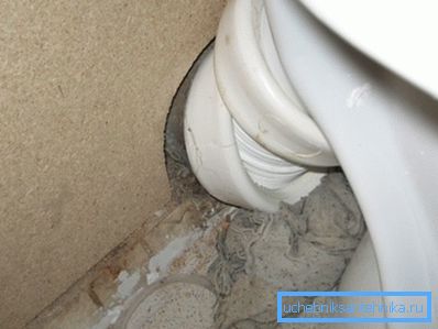 Folosirea unui onduct special sau a unui cuplaj de cauciuc va evita astfel de probleme chiar și în locurile în care conexiunea se face în unghiurile cele mai neașteptate.