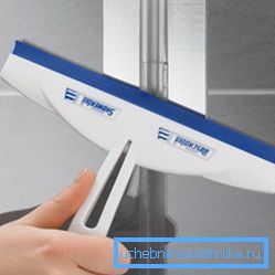 Utilizarea răzuitoarelor de cauciuc speciale vă permite să îndepărtați umezeala de pe suprafață fără a vă lovi cu pumnul.