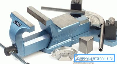 Utilizarea dispozitivului pentru îndoirea țevilor Utilizarea dispozitivului pentru îndoirea țevilor