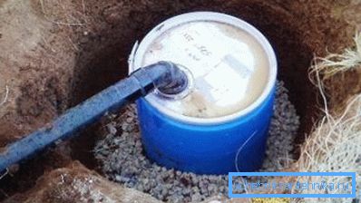 Utilizarea ca butoaie septică nu poate fi numită o soluție tehnică originală, dar ca măsuri temporare este destul de acceptabilă. Utilizarea ca butoaie septică nu poate fi numită o soluție tehnică originală, dar ca măsuri temporare este destul de acceptabilă.