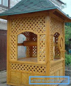 Construcții întregi care seamănă cu fantani vechi sunt făcute din lemn.