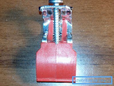 Produsul din metal și plastic într-o formă mărită.