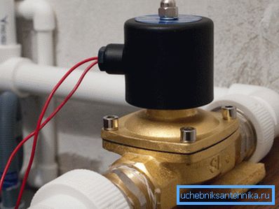 Un produs conectat la sistemul de încălzire pentru controlul la distanță sau automat Un produs conectat la sistemul de încălzire pentru controlul la distanță sau automat