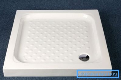 Produsele ceramice sunt plasate direct pe suprafață.