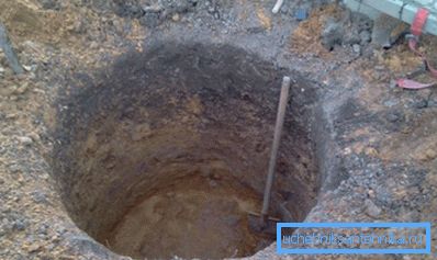 Efectuarea unei găuri pentru instalarea unui șanț din inele de beton. Efectuarea unei găuri pentru instalarea unui șanț din inele de beton.