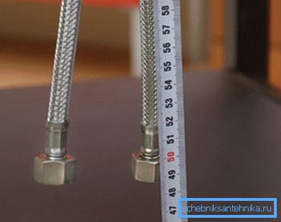Măsurarea lungimii furtunului poate fi făcută utilizând o bandă convențională sau o riglă Măsurarea lungimii furtunului poate fi făcută utilizând o bandă convențională sau o riglă