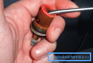 Scoateți ștecherul de la piesele metalice Scoateți ștecherul de la piesele metalice
