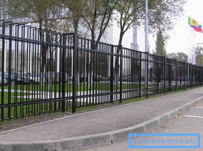 Fermoar grațios realizat din profile pătrate și dreptunghiulare din oțel anticoroziv Fermoar grațios realizat din profile pătrate și dreptunghiulare din oțel anticoroziv