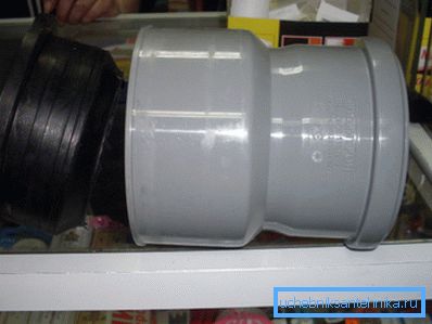 Un inel de cauciuc trebuie atașat la adaptor de la fontă la plastic, care este instalat în interior