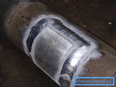 Un plasture este sudat pe conductă.