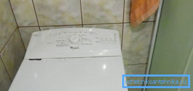 Cabină și mașină verticală verticală în același rând