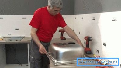 Instalare de înaltă calitate de spălare în bucătărie cu mâinile lor