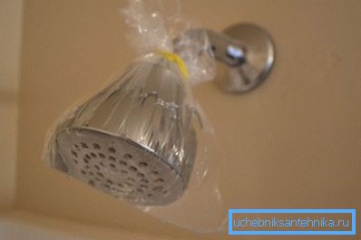 Cum de a curăța dușul de udare poate de la calcar, în cazul în care nu este eliminat? Se toarnă otetul în pungă și se fixează pe ploaie, se lasă timp de 1-2 ore, apoi se clătește bine suprafața