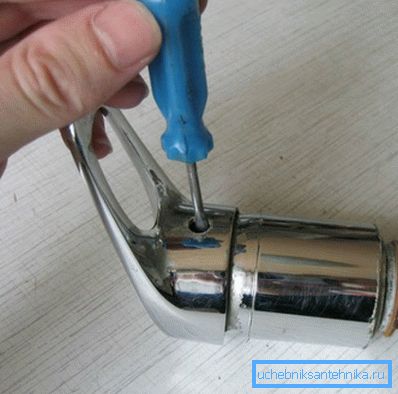 Cum să îndepărtați mânerul din mixer de unul singur