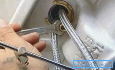 Cum să fixăm mixerul pe chiuvetă? Pentru aceasta există un kit special - două știfturi, două șaibe de metal cu o configurație specială și o garnitură
