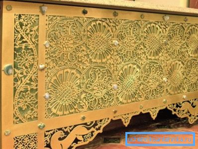 Cum să închideți radiatorul cu propriile mâini? Utilizați placaj și jigsaw pentru a crea un design deschis, și decora suprafața cu pietre naturale - produsul rezultat va fi cu adevărat unic