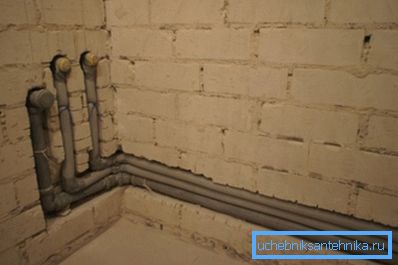 Cană și instalații sanitare ascunse în canelurile de pe perete Cană și instalații sanitare ascunse în canelurile de pe perete