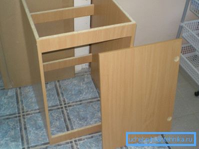 Rama este asamblată, rigidizări vizibile și eșantionare sub copertinele de pe ușă