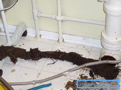 Imaginea din fotografie nu este una plăcută, dar fără o întreținere corespunzătoare a sistemului de canalizare, acest lucru se întâmplă în fiecare al cincilea apartament.