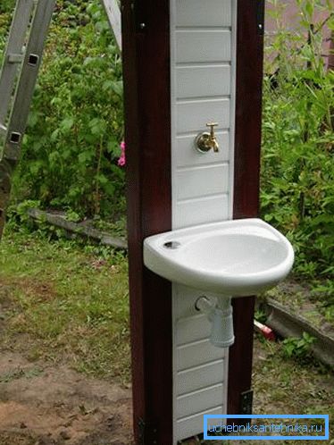 Spălarea mașinilor din țara ceramică pe stradă Spălarea mașinilor din țara ceramică pe stradă
