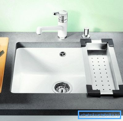 Obiectele din ceramică aparțin, cel mai adesea, liniilor de elită ale instalațiilor sanitare. Obiectele din ceramică aparțin, cel mai adesea, liniilor de elită ale instalațiilor sanitare.