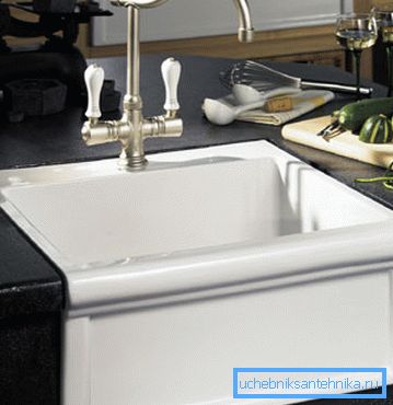 Chiuvetele ceramice se potrivesc perfect interioarelor clasice