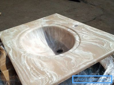 Porțelanul poate fi produs cu imitație de onix, marmură și alte materiale naturale costisitoare.