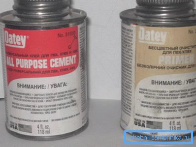 Adezivul și agentul de curățare pentru prelucrarea produselor din polipropilenă sunt vândute într-un container etanș, care împiedică accesul la lumină Adezivul și agentul de curățare pentru prelucrarea produselor din polipropilenă sunt vândute într-un container etanș, care împiedică accesul la lumină