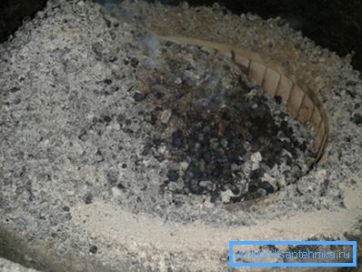 Când arzătorul cazanului pe peleți este adesea înfundat - verificați peleții pentru cenușă și nisip. Vă recomandăm să cumpărați combustibil numai de la producătorii de încredere.