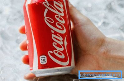 Cola reușește să facă față unei patine maronii pe toaletă