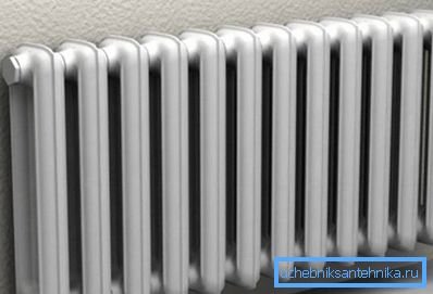 Numărul de secțiuni din radiator depinde de materialul radiatorului selectat și de zona din cameră.