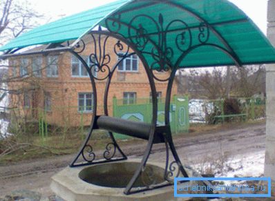 Modern bine, acoperișul este fabricat din plastic, cu baldachin din fier forjat.