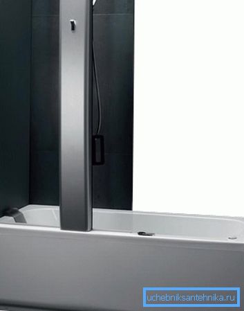 Dușul combinat 180 cu 80 combină o baie și un duș într-un singur design Dușul combinat 180 cu 80 combină o baie și un duș într-un singur design