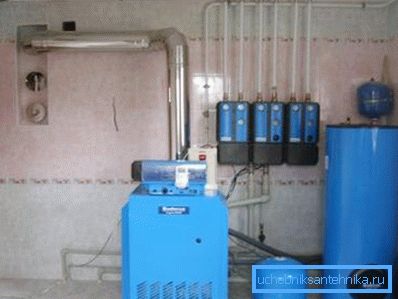 Cazanul combinat vă permite să dotați în casă o încăpere de încălzire autonomă și complet autonomă