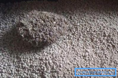 O bucată de granule de bentonită O bucată de granule de bentonită